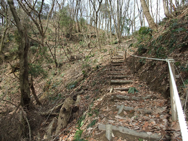 鴨城への登り口